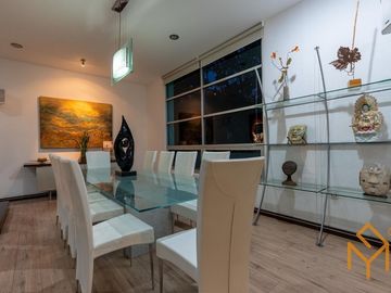 Casa en Venta en Valle Real en Coto Versalles con alberca y gran jardin.