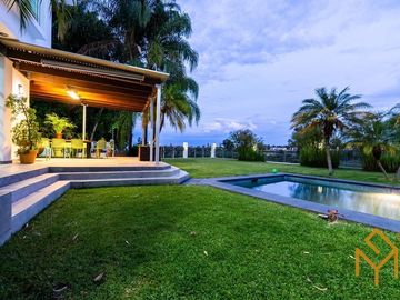 Casa en Venta en Valle Real en Coto Versalles con alberca y gran jardin.