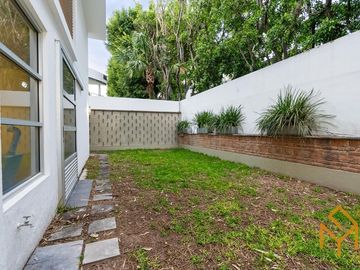 Casa en Venta en Valle Real en Coto Versalles con alberca y gran jardin.