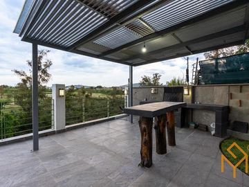 Casa en Venta en Valle Real en Coto Versalles con alberca y gran jardin.
