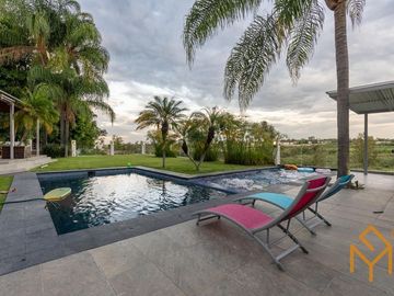 Casa en Venta en Valle Real en Coto Versalles con alberca y gran jardin.