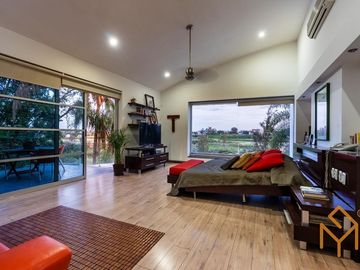 Casa en Venta en Valle Real en Coto Versalles con alberca y gran jardin.