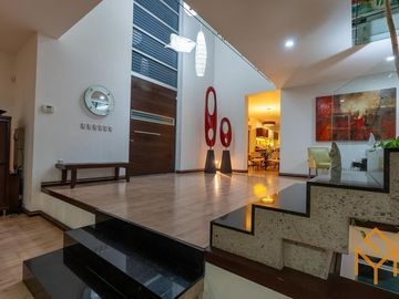 Casa en Venta en Valle Real en Coto Versalles con alberca y gran jardin.