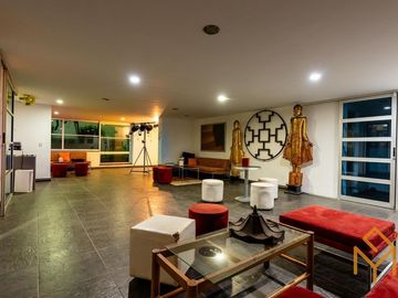Casa en Venta en Valle Real en Coto Versalles con alberca y gran jardin.