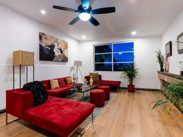 Casa en Venta en Valle Real en Coto Versalles con alberca y gran jardin.