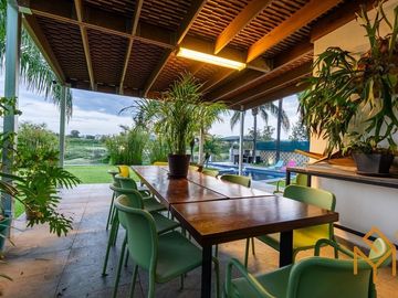 Casa en Venta en Valle Real en Coto Versalles con alberca y gran jardin.