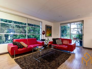 Casa en Venta en Valle Real en Coto Versalles con alberca y gran jardin.