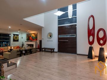 Casa en Venta en Valle Real en Coto Versalles con alberca y gran jardin.
