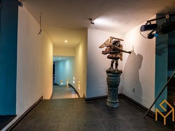 Casa en Venta en Valle Real en Coto Versalles con alberca y gran jardin.