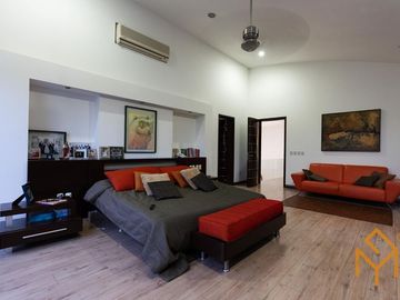 Casa en Venta en Valle Real en Coto Versalles con alberca y gran jardin.