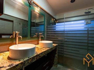 Casa en Venta en Valle Real en Coto Versalles con alberca y gran jardin.