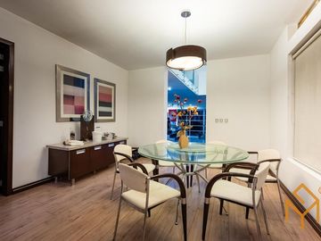 Casa en Venta en Valle Real en Coto Versalles con alberca y gran jardin.