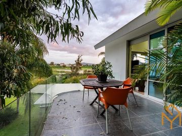 Casa en Venta en Valle Real en Coto Versalles con alberca y gran jardin.