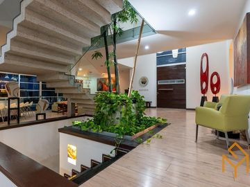 Casa en Venta en Valle Real en Coto Versalles con alberca y gran jardin.