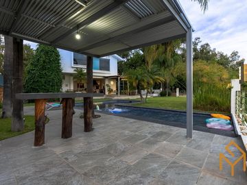 Casa en Venta en Valle Real en Coto Versalles con alberca y gran jardin.