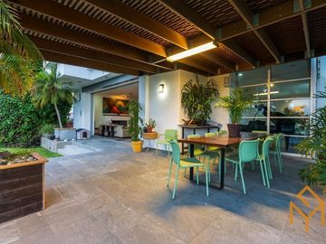 Casa en Venta en Valle Real en Coto Versalles con alberca y gran jardin.