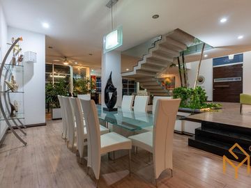 Casa en Venta en Valle Real en Coto Versalles con alberca y gran jardin.