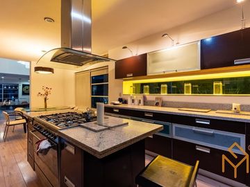 Casa en Venta en Valle Real en Coto Versalles con alberca y gran jardin.