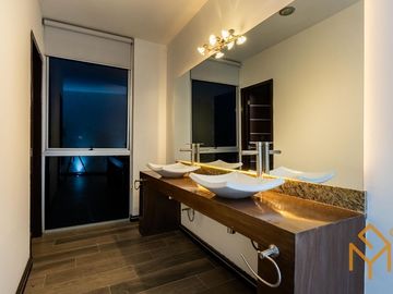Casa en Venta en Valle Real en Coto Versalles con alberca y gran jardin.