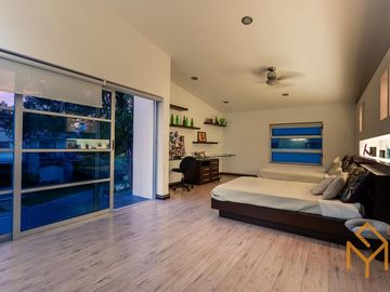 Casa en Venta en Valle Real en Coto Versalles con alberca y gran jardin.
