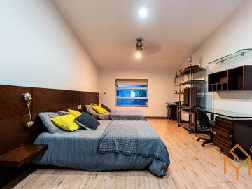 Casa en Venta en Valle Real en Coto Versalles con alberca y gran jardin.