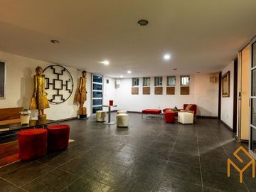 Casa en Venta en Valle Real en Coto Versalles con alberca y gran jardin.