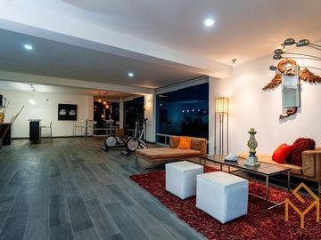Casa en Venta en Valle Real en Coto Versalles con alberca y gran jardin.