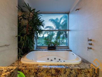 Casa en Venta en Valle Real en Coto Versalles con alberca y gran jardin.