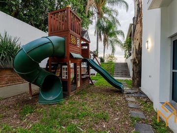 Casa en Venta en Valle Real en Coto Versalles con alberca y gran jardin.