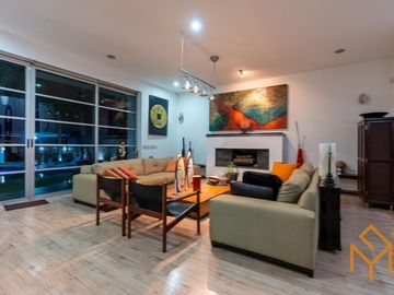 Casa en Venta en Valle Real en Coto Versalles con alberca y gran jardin.