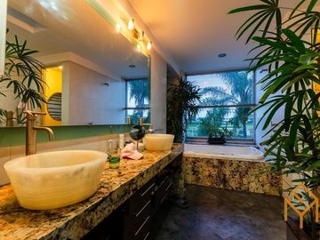 Casa en Venta en Valle Real en Coto Versalles con alberca y gran jardin.