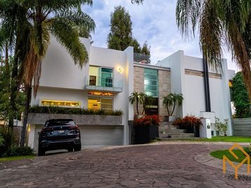 Casa en Venta en Valle Real en Coto Versalles con alberca y gran jardin.
