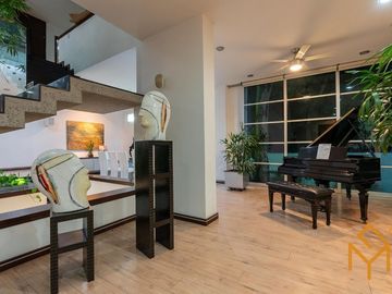 Casa en Venta en Valle Real en Coto Versalles con alberca y gran jardin.