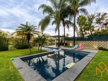 Casa en Venta en Valle Real en Coto Versalles con alberca y gran jardin.