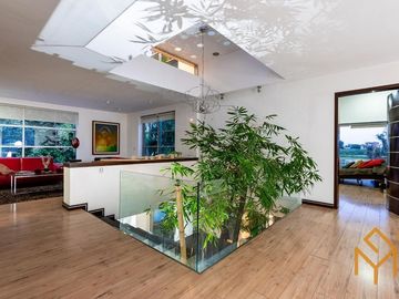 Casa en Venta en Valle Real en Coto Versalles con alberca y gran jardin.