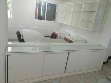 RENTO LOCAL AMUEBLADO PROPIO PARA OFICINA, DESPACHO, CONSULTORIO, ETC