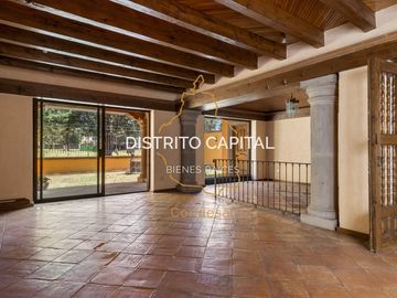 Casa estilo colonial en el Club de Golf San Carlos, Metepec, Estado de México
