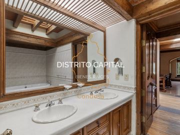 Casa estilo colonial en el Club de Golf San Carlos, Metepec, Estado de México