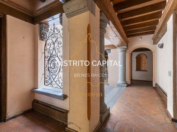 Casa estilo colonial en el Club de Golf San Carlos, Metepec, Estado de México