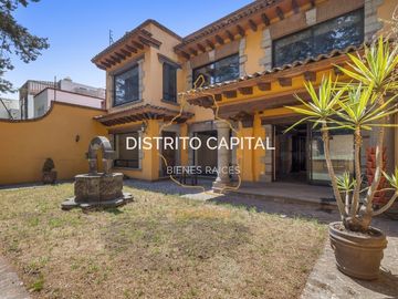 Casa estilo colonial en el Club de Golf San Carlos, Metepec, Estado de México