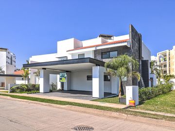CASA MODERNA MINIMALISTA EN PARAISO COUNTRY CLUB