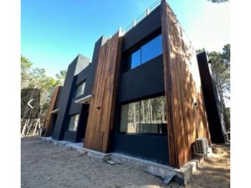 Departamento de 3 ambientes con amplia terraza. Villa Robles