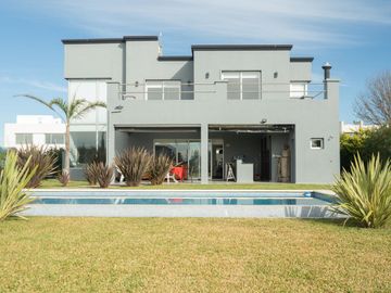 CASA EN VENTA CON FONDO A LA LAGUNA BARRIO SAN LUCAS-CANNING
