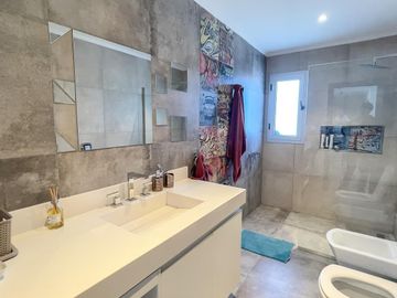 CASA EN VENTA CON FONDO A LA LAGUNA BARRIO SAN LUCAS-CANNING
