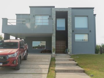 CASA EN VENTA CON FONDO A LA LAGUNA BARRIO SAN LUCAS-CANNING
