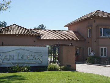 CASA EN VENTA CON FONDO A LA LAGUNA BARRIO SAN LUCAS-CANNING