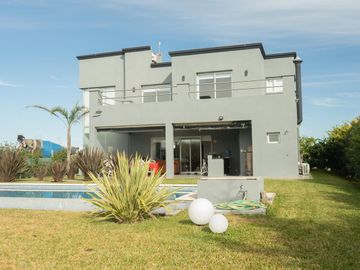 CASA EN VENTA CON FONDO A LA LAGUNA BARRIO SAN LUCAS-CANNING