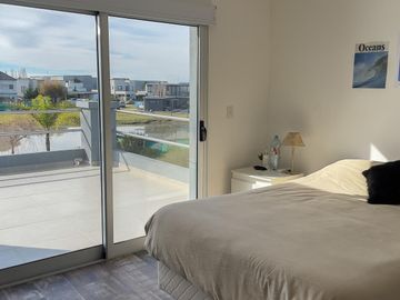 CASA EN VENTA CON FONDO A LA LAGUNA BARRIO SAN LUCAS-CANNING