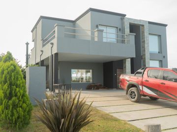 CASA EN VENTA CON FONDO A LA LAGUNA BARRIO SAN LUCAS-CANNING