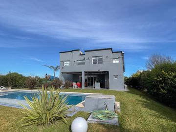CASA EN VENTA CON FONDO A LA LAGUNA BARRIO SAN LUCAS-CANNING